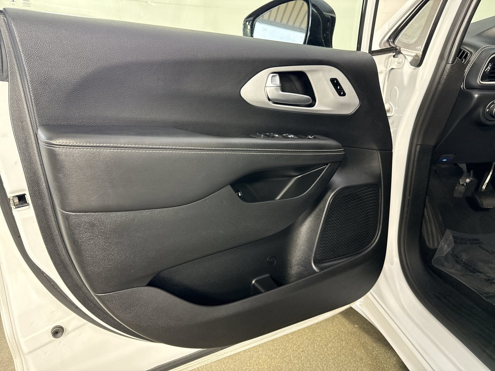 2024 Chrysler Pacifica Hybrid Select S Appearance