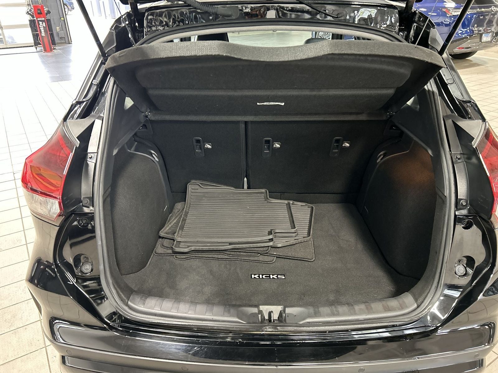 2022 Nissan Kicks SR