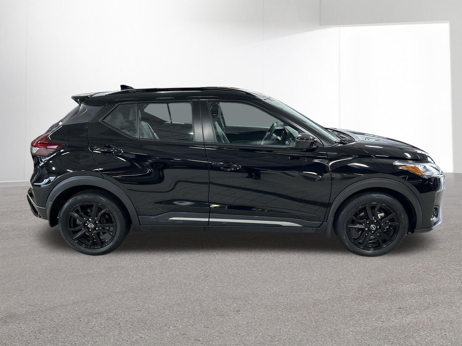 2022 Nissan Kicks SR