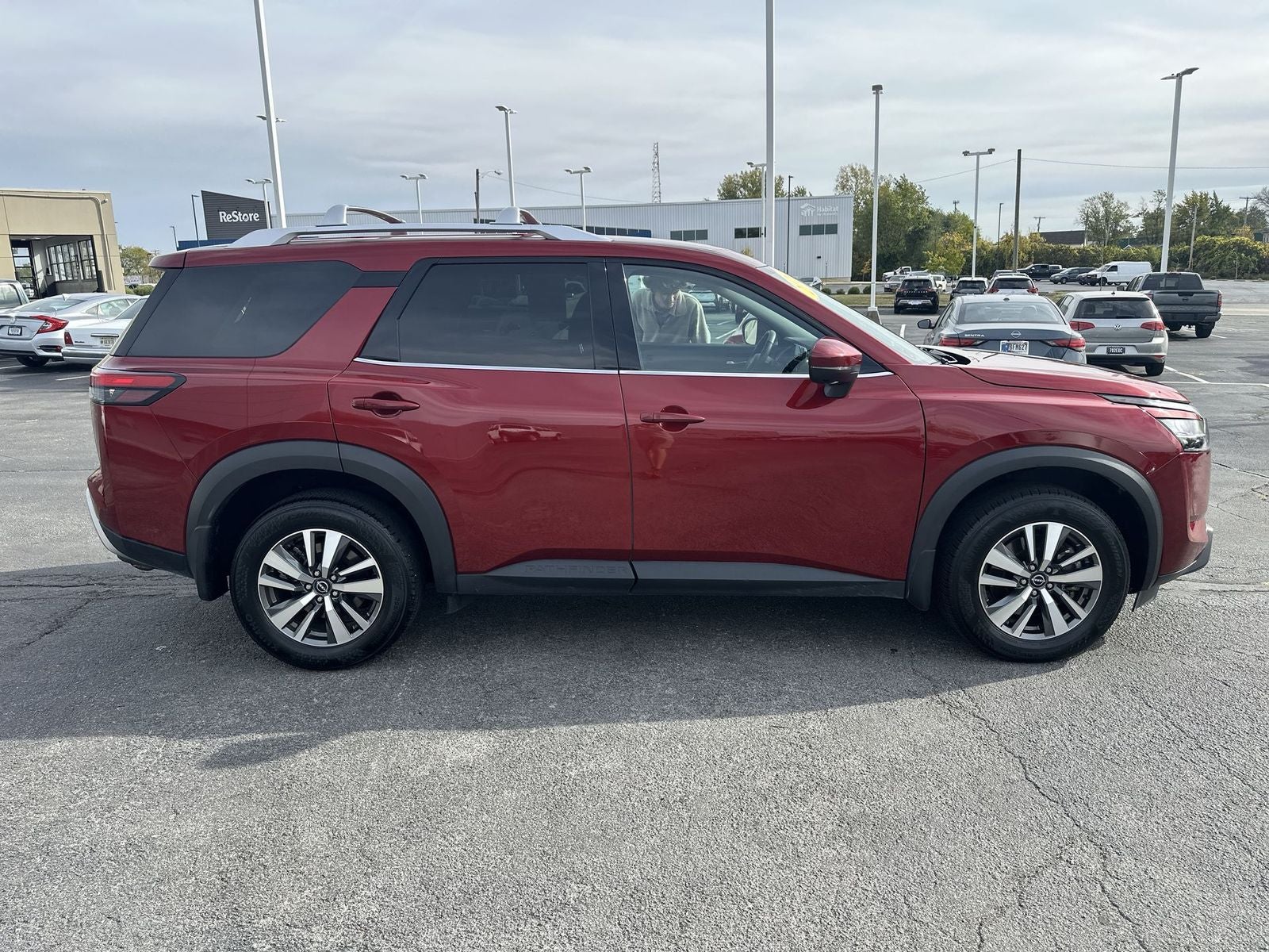 2024 Nissan Pathfinder SL