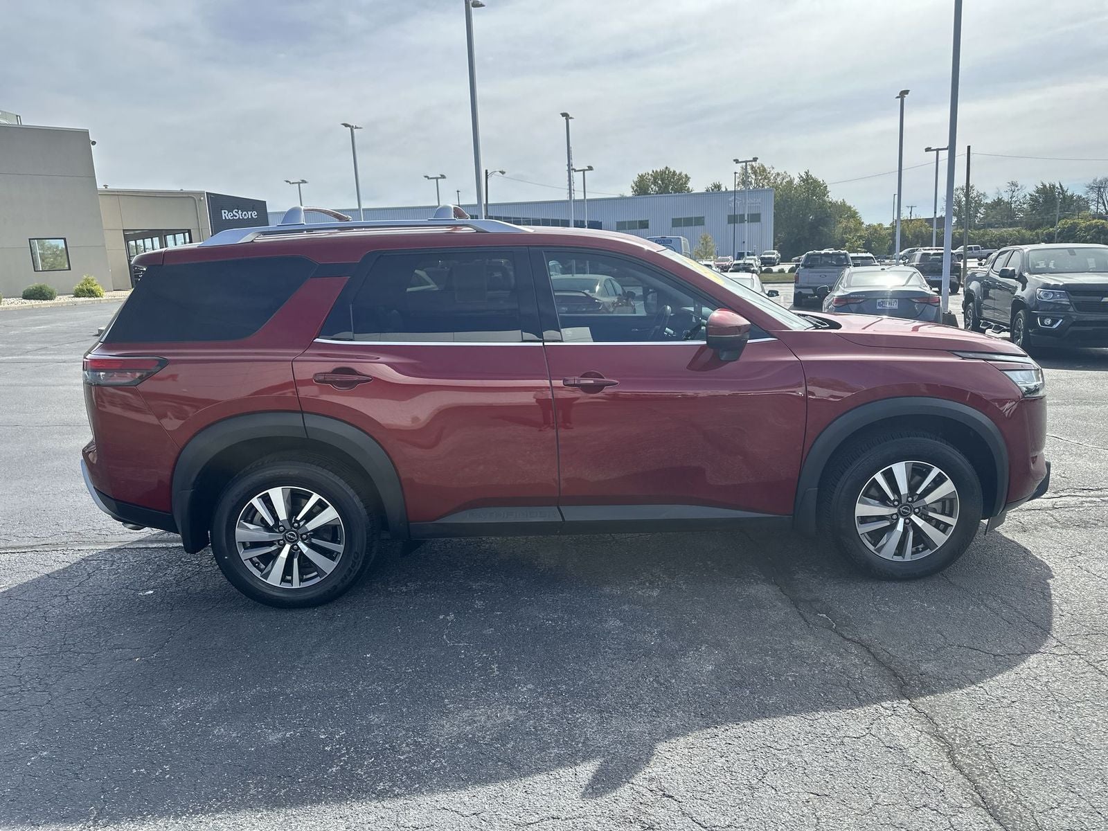 2023 Nissan Pathfinder SL