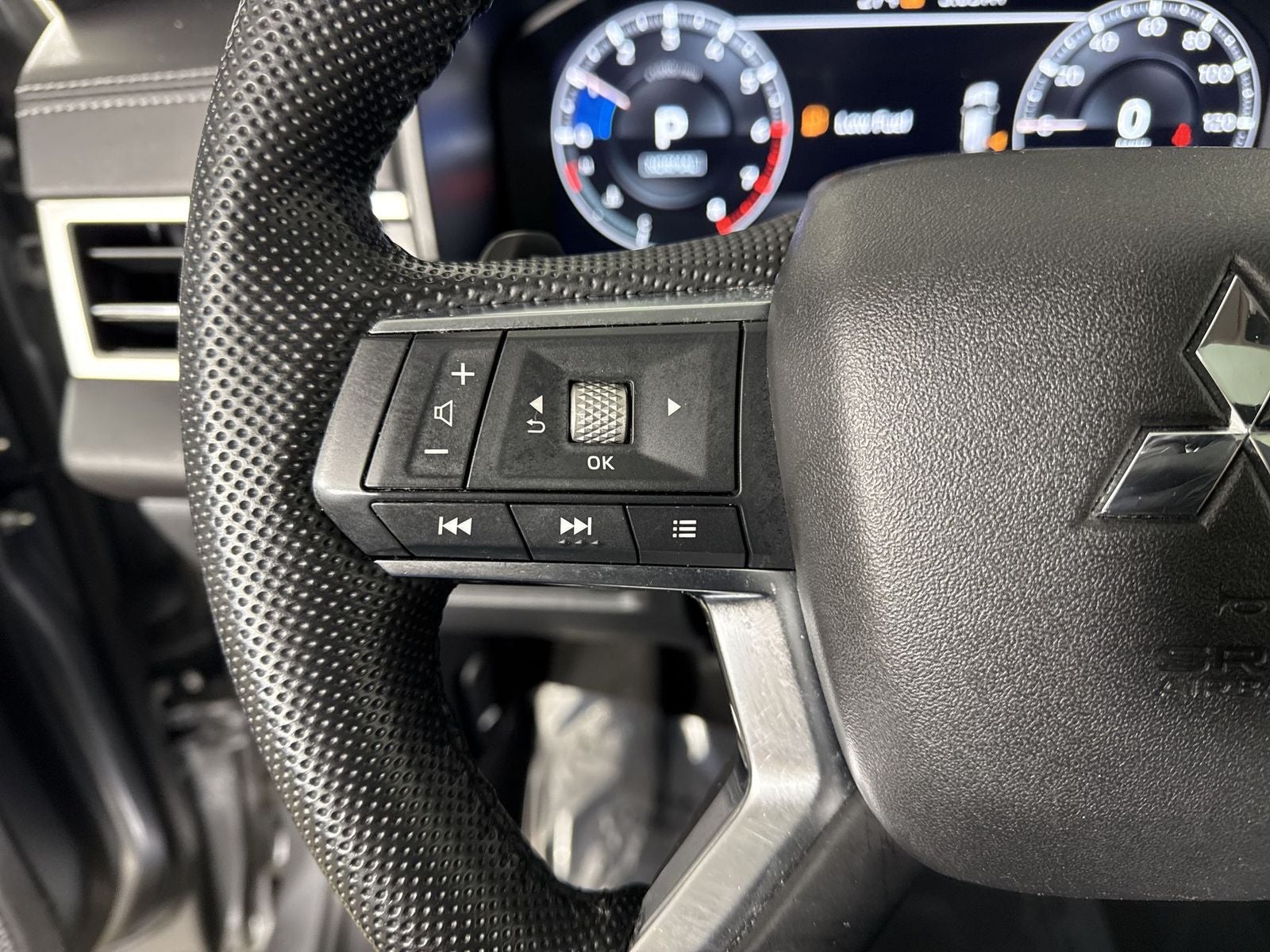 2023 Mitsubishi Outlander SE