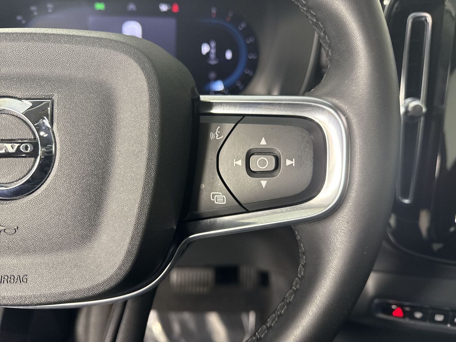 2024 Volvo XC40 B5 Plus Dark Theme