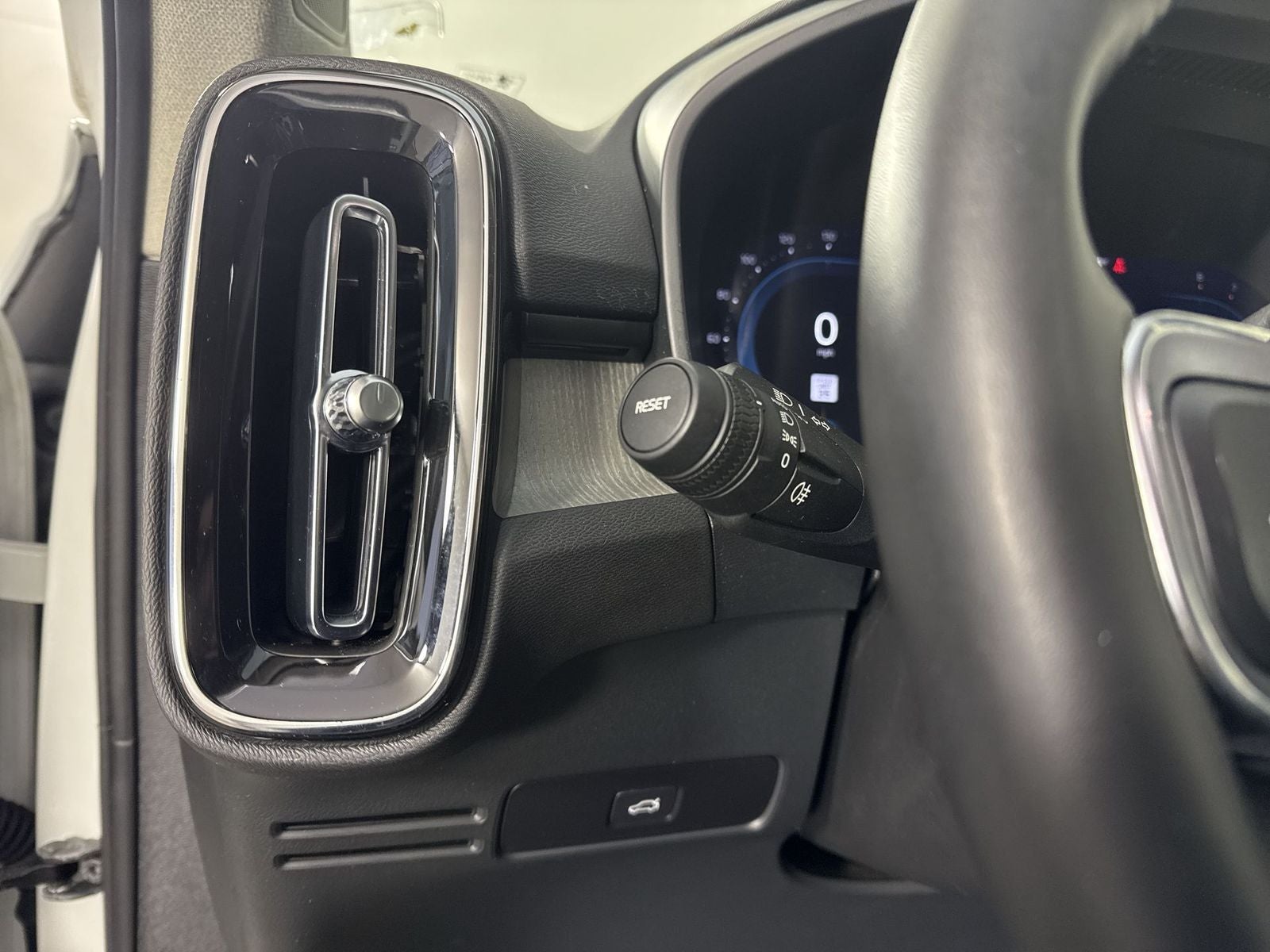 2024 Volvo XC40 B5 Plus Dark Theme