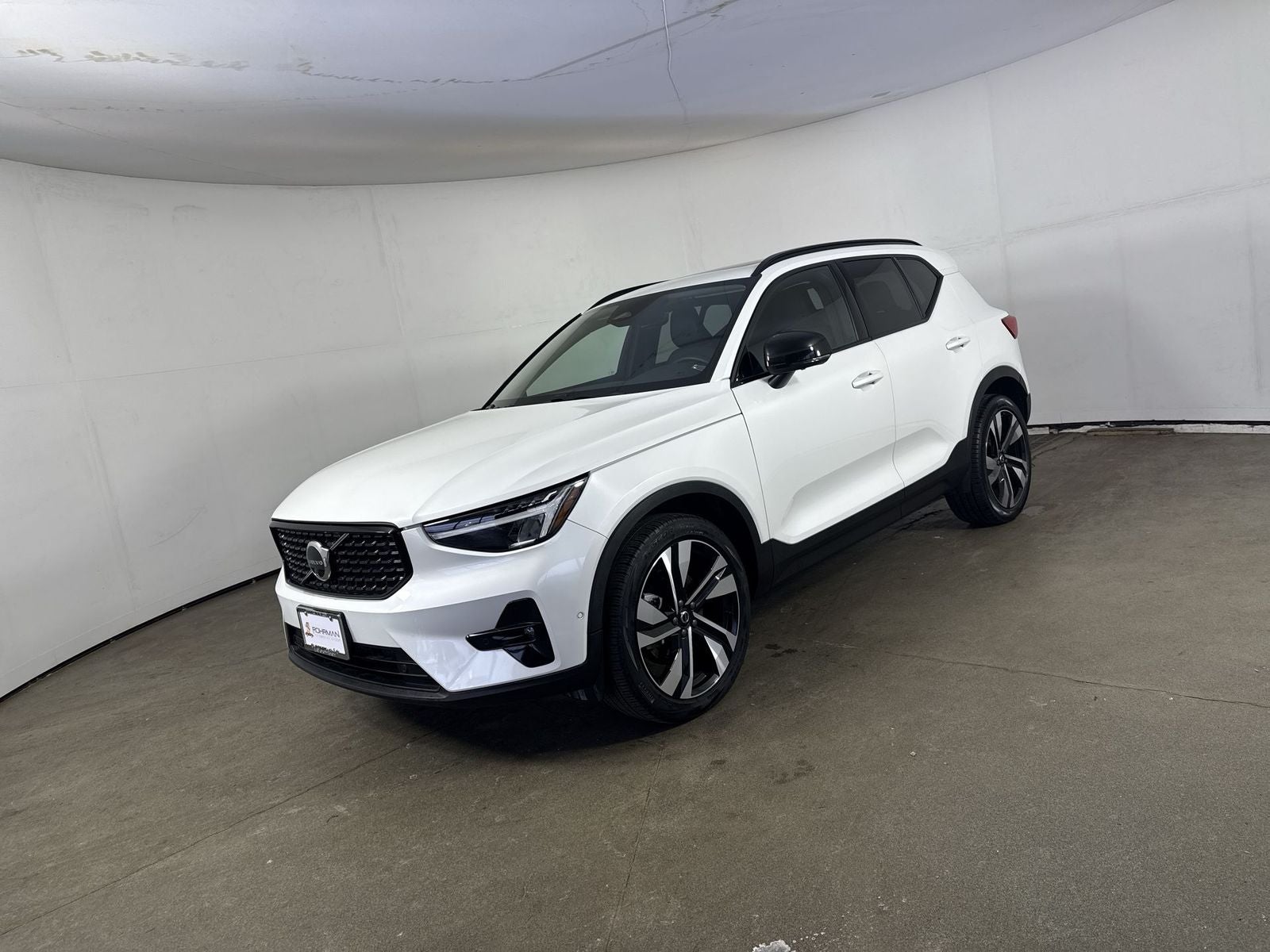 2024 Volvo XC40 B5 Plus Dark Theme
