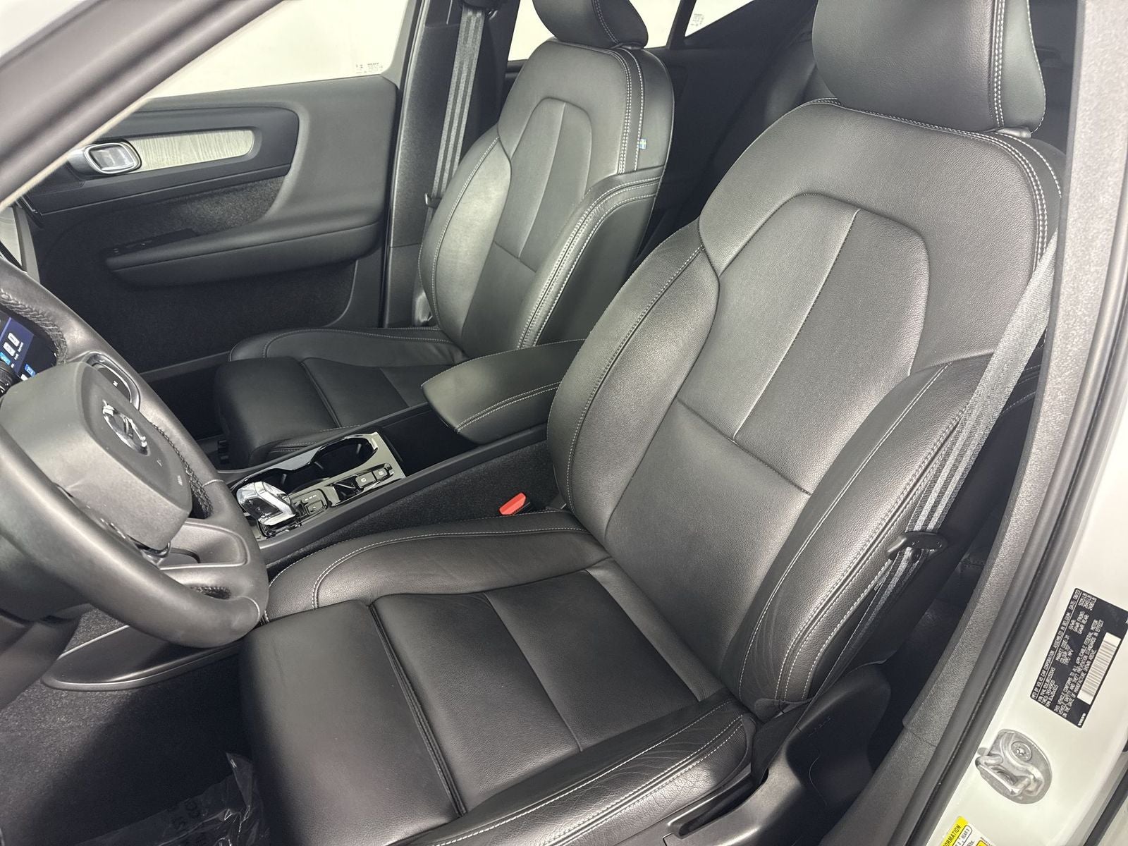 2024 Volvo XC40 B5 Plus Dark Theme