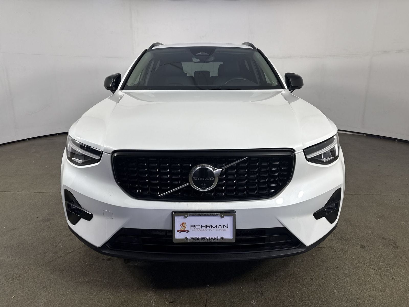 2024 Volvo XC40 B5 Plus Dark Theme