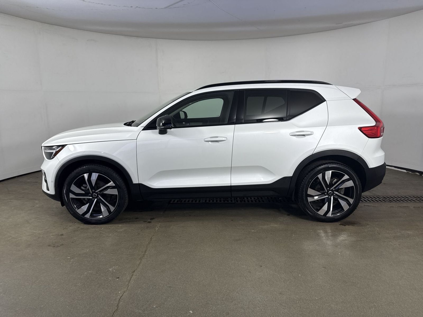 2024 Volvo XC40 B5 Plus Dark Theme