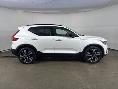 2024 Volvo XC40 B5 Plus Dark Theme