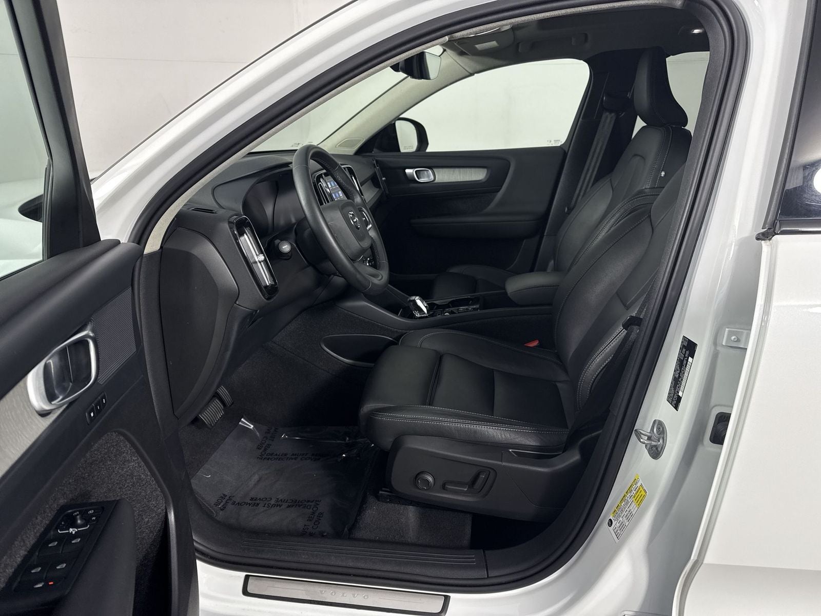 2024 Volvo XC40 B5 Plus Dark Theme